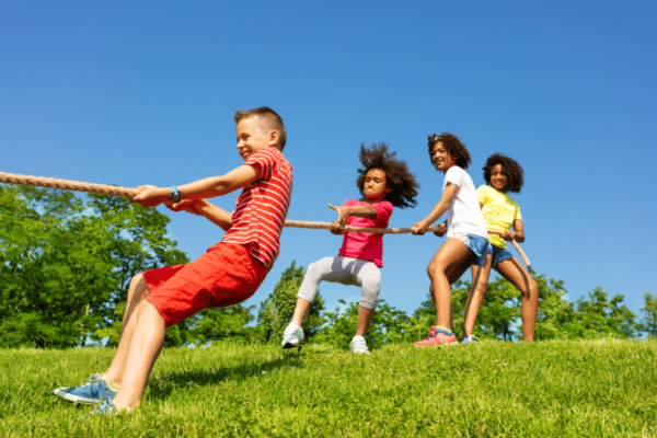 Piccoli traumi estivi: come correre ai ripari contro lividi e contusioni nei bambini